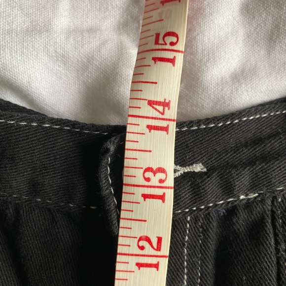 Black shorts with contrasting stitching - Picture 3 of 4